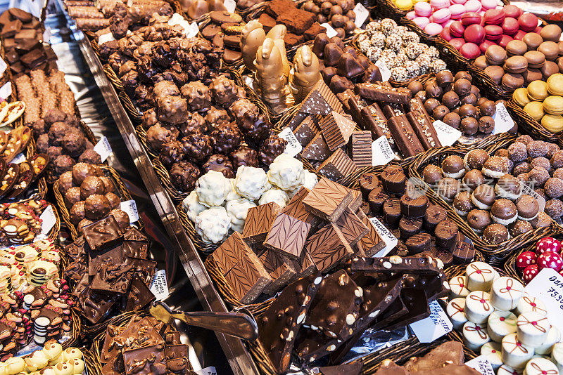 西班牙巴塞罗那(加泰罗尼亚)的La Boqueria市场的巧克力市场摊位